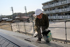 ⑧【屋根塗装－中塗り】屋根塗装では、足場を屋根より高く上げて組みます。後ろのシートで安全対策と塗料の飛散防止が出来ます。.jpg