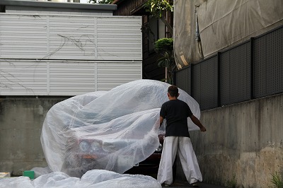 ②K様邸の隣はコインパーキングなので、駐車していた車に念のためカーカバーを掛けます外壁塗装_遮熱塗料_世田谷区K様邸.jpg