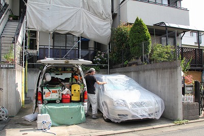 ③もちろんK様邸内の車にもカーカバーを掛けます。（作業車には高圧洗浄機が２台見えます）外壁塗装_遮熱塗料_世田谷区K様邸.jpg