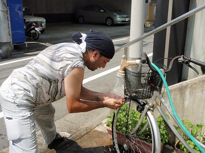 （9）暑いので水浴び外壁塗装_遮熱塗料_世田谷区K様邸.jpg