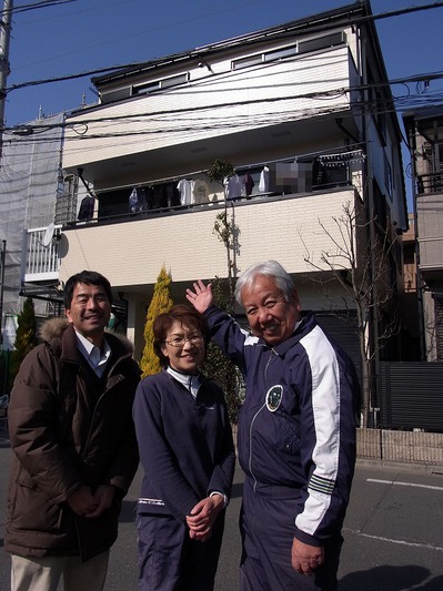 外壁塗装　お客様の声　立川市Ｈ様　記念撮影 2011.3.jpg