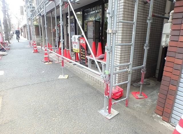 足場で