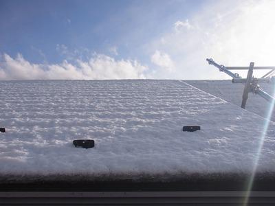 現場の屋根にはこんなに雪が・・・